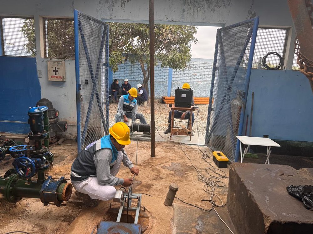 Personal trabajando en pozo tubular